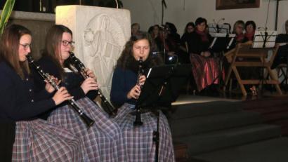 Bild: Hirsch
Das Klarinettentrio der Volkshochschule war Mitgestalter des vierten Fronberger Adventssingens. Ebenso die Fronberger Stubenmusi (im Hintergrund) sorgte für Weihnachtsstimmung.