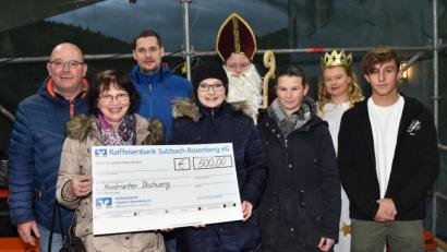 Bild: no
Die Hauptorganisatoren Thomas Dirler (links) und Mathias Dürgner (Dritter von links) überreichen eine Spende von 500 Euro an die Ministrantenbetreuerin Veronika Falk (Zweite von links) und Oberministrantin Lisa Falk (Vierte von links). Nikolaus und Christkind freuen sich mit.