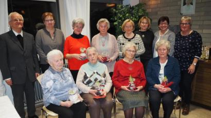 Bild: krb
Der Katholische Frauenbund ehrt in der Adventsfeier treue Mitglieder.