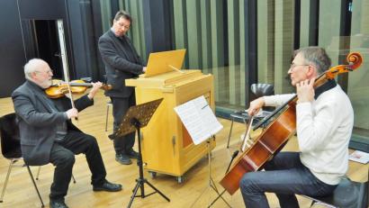 Bild: Bühner
Patoralreferent Markus Lommer an der Truhenorgel, Pfarrer Hans-Martin am Cello und der Geiger Friedemann Kloos musizieren zusammen bei der "Hörsaalmusik".