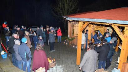Bild: fjo
Im Schein von Feuerstellen, Fackeln und Kerzen musiziert das Bläserquintett des Musikvereins beim Adventsfenster im neuen Dufthang.