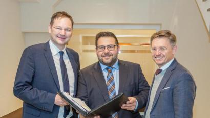 Bild: hwk
Thomas Kaufmann (Mitte) erläuterte Landtagsabgeordnetem Tobias Reiß (rechts) und Staatsminister Hans Reichhart die Probleme bei der Erstellung eines Flächennutzungsplans.