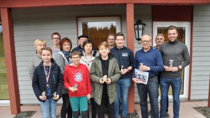 Bild: bey
Pokale und Urkunden gab es für die Sieger und Platzierten bei der Vereinsmeisterschaft der Tennisgemeinschaft Parkstein.