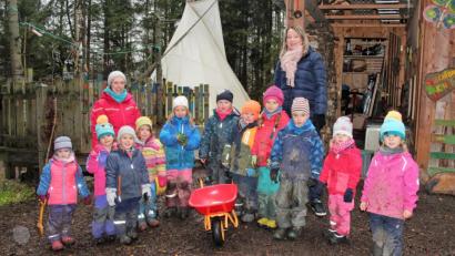 Bild: stg
Melanie König (rechts) überreichte Schubkarren und Fernglas stellvertretend für das Orga-Team des Herbst- und Winterbasars an die Waldbären mit Leiterin Silvia Bauer (links).