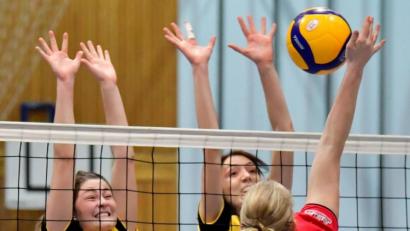Bild: Hubert Ziegler, zg
Mächtig strecken müssen sich die Volleyballerinnen des SV Hahnbach (links Julia Hösl, daneben Corinna Freimuth) in ihrem Heimspiel am Sonntag. Zu Gast ist der Spitzenreiter VV Gotteszell.