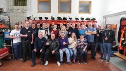 Bild: Christina Rabenstein
Tierarzt Tobias Guggenmos (sitzend Mitte) mit seinen Rettungskräften und Helfern (sitzend, von links) Rettungsassistent Thomas Zwick, Notarzt Dr. Thomas Marx, Tobias Guggenmos, Ina Schmaußer, Jutta Luber. Stehend die Feuerwehrleute aus Thansüß und Freihung, sowie die Vertretungstierärzte Dr. Konrad Gradl und Eduard Wensler, Landwirt Hermann Luber und Metzger Franz Eschenwecker. Alle waren sichtlich erfreut über den guten Ausgang des Unglücks.