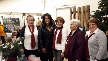 Bild: mmj
Staatsministerin Michaela Kaniber (Zweite von links) unterhielt sich beim Hoffest im Landwirtschaftsministerium angeregt mit den Damen des Klöppelkreises.