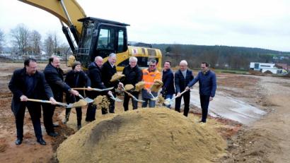 Bild: Stephan Huber
Erster Spatenstich für den Senioren-Wohnpark Kümmersbruck: Mit Vertretern der CSU und der SPD sowie den beteiligten Firmen und Büros gaben (ab Vierter von links) Bürgermeister Roland Strehl und Landrat Richard Reisinger den Startschuss für das Großprojekt. Partner der Gemeinde ist dabei die eigens dafür gegründete Gesellschaft Herbstwiesen Kümmersbruck, vertreten durch die drei Geschäftsführer (von rechts), Florian (Verkauf) und Herbert Mirbeth (Projektentwicklung) sowie Thomas Semmler (Bauleitung).