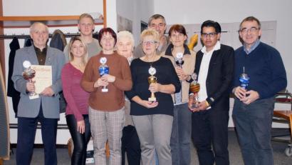 Bild: exb/Erich Kummer 
Die Clubmeister freuen sich über ihre Pokale. Von links Erich Kummer, Heidi Riedl, Gisela Hegebart, Waltraud Dietl, Ihsanullah Umerkhel und Albert Riedl.