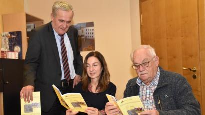 Bild: hcz
Oberbürgermeister Kurt Seggewiß, Susanne Meichner und Alfons Heidingsfelder freuen sich über das vielfältige Veranstaltungsangebot im neuen Programmheft des Maria-Seltmann-Hauses.