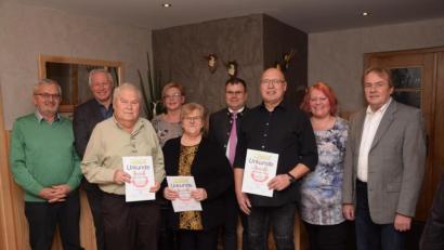 Bild: fz
Franz Benner ist seit 65 Jahren dem Gesangverein Frohsinn treu, Angela Erfurt seit 10 Jahren und Thomas Hagn seit 35 Jahren (vorne, von links). In dre gemeinsamen Weihnachtsfeier mit dem VdK erhalten die Mitglieder ihre Urkunden.