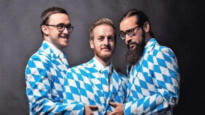 Bild: exb
Oberpfälzer durch und durch, ihr Jubiläumskonzert geben sie auf Einladung der Speichersdorfer Bürgerstiftung Lebensfreude in Oberfranken: Die drei Burschen von „Barbari Bavarii“, Stephan „Rosi“ Rosner, Peter „Beda“ Greiner und Christian „Weiti“ Witt (von links).