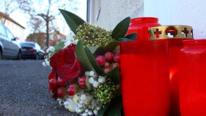 Bild: Wolfgang Steinbacher
Am Tag nach dem tödlichen Unfall legten Trauernde Blumen am Ort des Geschehens nieder.