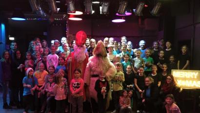 Bild: exb
Die Kinder und Jugendlichen des Mitterteicher Gaudiwurms mit ihren Übungsleitern, Vorsitzendem Michael Zintl (hinten links) und dem Nikolaus in Begleitung von Knecht Ruprecht in der Kulturfabrik.