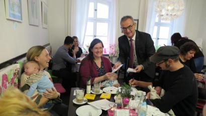 Bild: jzk
200 Euro zahlte Bürgermeister Werner Nickl den anwesenden Eltern als Begrüßungsgeld aus.