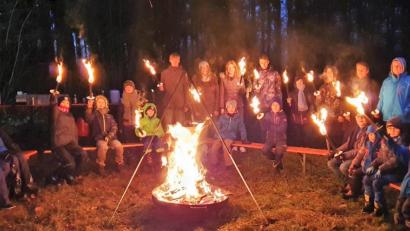 Bild: hl
Die Löschzwerge versammelten sich um das Lagerfeuer versammelt und warteten auf den Nikolaus.