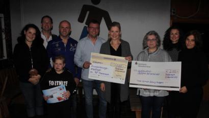 Bild: kro
Insgesamt 3200 Euro spendeten der "Fußballstammdisch Tirschenreuth" und die Horst-Kimmich-Stiftung an soziale Projjekte. Im Bild die Spendenübergabe (von links) mit Michaela Rentsch, Holger Neid, Yannik Rentsch, Mario Bäumler, Volker Hecht, Nicole Bäumler, Silke Rosner, Maria Hierold und Beatrix Kempf.