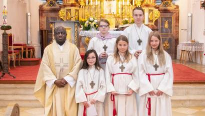 Bild: Foto Hummer
Lorena Witt, Sina Riedl und Johanna Schöner (vorne von rechts) sind die neuen "Minis" der Pfarrei Griesbach. Mit im Bild Pfarrer Dr. Charles Ifemeje sowie (hinten von links) Dominik Gradl und Philipp Gradl.
