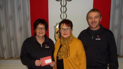 Bild: soj
Die Kinderbeauftragte der Feuerwehr, Monika Horn (li), und Kommandant Gerhard Horn (re.) freuten sich über die Spende der KAB von 100 Euro durch Vorsitzende Marita Kuchenreuther