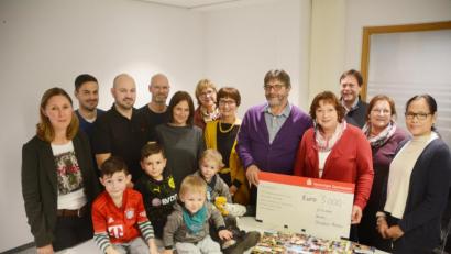 Bild: Gabi Schönberger
Die Geschäftsführende Verlegerin von Oberpfalz Medien, Viola Vogelsang-Reichl, übergibt den symbolischen Scheck der Mitarbeiterspende an die Vertreter von fünf Empfängern aus dem ganzen Verbreitungsgebiet von Mitterteich über Weiden und Schönsee bis Amberg und Königstein.