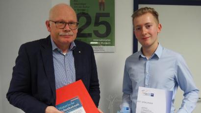 Bild: Bühner
Stolz präsentiert Lukas Dausch als deutschlandweit bester Azubi im Güterzugbereich seine Auszeichnungen. Vom Leiter DB Cargo Nordostbayern erhält er ein Buchgeschenk.