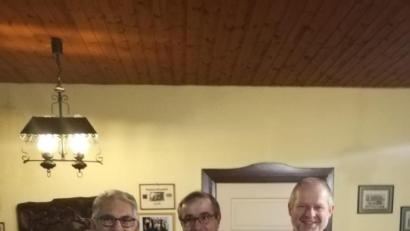 Bild: adj
Juan Vilas und Franz Bergler wurden von Josef Kreuzer (von links) für 20 Jahre Treue zum Bayernfanclub ausgezeichnet.