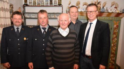 Bild: fdl
Einige der Gratulanten beim 80. Geburtstag von Georg Luber (Mitte) waren (von links) die Vorstände der örtlichen Feuerwehr, Thomas Kummer und Bernhard Wisgickl, der Neffe des Jubilars, Stadtrat Josef Luber und Bürgermeister Hermann Falk.
