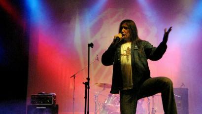 Archivbild: Unger
Mike Fiedler (Mitte) beim Auftritt mit der kurz zuvor wiedervereinigten Band Striker beim Benefizkonzert für Haiti am 31. Januar 2010 im Musikomm.