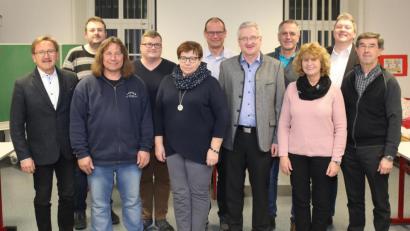 Bild: JOCHEN NEUMANN 
ERBENDORF
In der Mitgliederversammlung wurde der Vorstand des Trägervereins bestätigt. Auf dem Bild: Bürgermeister Hans Donko (links) mit den Mitgliedern und Schulleiterin Hannelore Doleschal (Fünfte von links) und Vorsitzenden Johannes Reger (Fünfter von rechts).