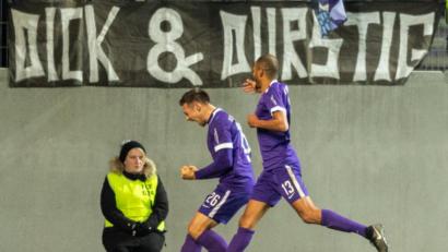 Bild: Robert Michael/dpa
Aues Sören Gonther (links) jubelt nach seinem Tor zum 1:0 mit Louis Samson.