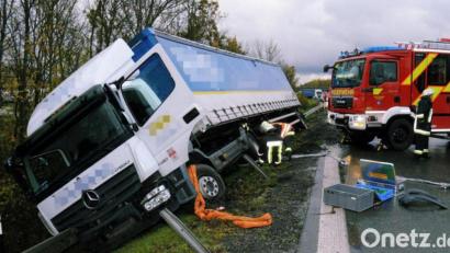 Bild: gf
Unfall auf der A6 bei Ursensollen: Lkw kippt und fast keiner hält an.