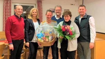 Bild: tu
Elfriede Gilch nimmt Abschied als Reinigungskraft der Zottbachtal-Schulen in Pleystein, von links: Günter Gschwindler, Andrea Lang, Alexander Schön, Hans Maurer, Elfriede Gilch und Rainer Rewitzer.