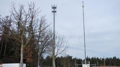 Bild: gsp
Der neue Funkmast (links) ersetzt in Ebermannsdorf den provisorischen (rechts).