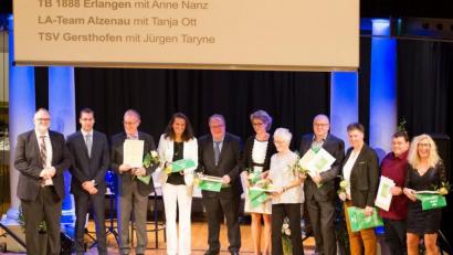 Bild: Matthias Riedel
Hannelore Ott und Jasmin Reindl (Fünfte und Sechste von rechts) nehmen bei der Preisverleihung in Passau für den SC Eschenbach den "Bayern Star 2019" entgegen.