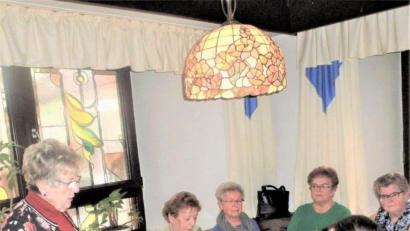 Bild: exb
Links Rosemarie Selch (stehend) bei der Adventsfeier der KAB-Senioren. Marianne Helm und Alois Fischer (rechts, mit Akkordeon) trugen zum besinnlichen Teil bei.