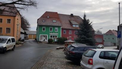 Bild: gi
Das vom Markt Moosbach erworbene Weiß-Areal besteht aus Wohnhaus (grün), Stall und Nebengebäude. Der Stall und einige Nebengebäude werden abgebrochen. Das Wohnhaus bleibt stehen. Das freie Gelände soll als Zufahrt zum „Betreuten Wohnen und der Tagespflege“ dienen.