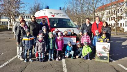 Bild: jma
Das Hospizmobil des BRK-Kreisverbands kommt auch zu Menschen in anderen Landkreisen. Bei der Spendenübergabe in Auerbach (von Links) Erzieherin Anke Griesbeck, Kita-Leiterin Annemarie Förster, Elternbeiratsvorsitzender Marc Haberberger, Elternbeiratsmitglied Daniel Sertl, Hospizmobil-Leiter Bernd Lödel, stellvertretender BRK-Kreisgeschäftsführer Harald Leykauf, Erzieherin Angelie Leißner sowie die Vorschulkinder.