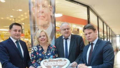 Bild: Gabi Schönberger
Die Ergebnisse ihrer Zuhörtour präsentierten (von rechts) CSU-Oberbürgermeister-Kandidat Benjamin Zeitler und seine Mitstreiter Lothar Höher, Dagmar Nachtigall und Stephan Gollwitzer. Den höchsten Wert bei einer Umfrage erhielt die Forderung, kostengünstige Wohnungen zu schaffen.