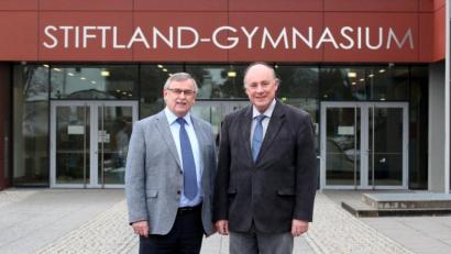 Bild: Stiftland-Gymnasium/exb
Albert Bauer (links) übernimmt im Februar die Leitung des Stiftland-Gymnasiums und beerbt Oberstudiendirektor Georg Hecht.