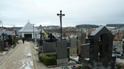 Bild: Portner
Seit 1979 ist der Friedhof in städtischer Hand. Die Sanierung von Wegen und Leichenhaus floss in die Kalkulation der Gebühren ein. Kostendeckend kann die Einrichtung jedoch nicht betrieben werden.