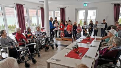 Bild: gz
Zu einem kleinen Konzert in der Pflegeeinrichtung luden die Viertklässler mit Lehrer Thomas Gallesdörfer ein.
