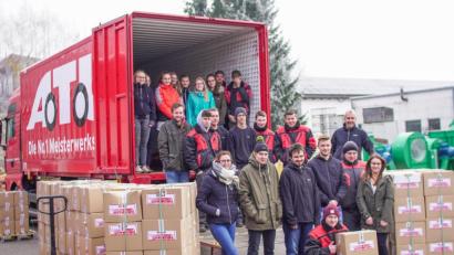 Bild: exb
Die Horn-Azubis unter der Leitung der Jugend- und Auszubildendenvertretung (JAV) beim Verladen der 135 Hilfspakete, die an die Weihnachtstrucker weitergeleitet werden. Ludwig Wüst nahm die Päckchen als Fahrer der Weihnachtstrucker dankend entgegen.