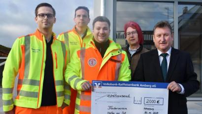Bild: no
Bei der Spendenübergabe vor dem Rathaus in Illschwang (von links): Marco Götz, Thomas Renner, Maximilian Herbst (alle Helfer vor Ort) sowie Hedwig und Hermann Weiß.