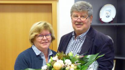 Bild: fsb
Bürgermeister SMartin chregelmann gratuliert Gemeinderätin Renate Müller zum 60. Geburtstag.