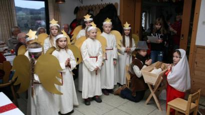 Bild: roh
Mit einem Krippenspiel begeisterten zahlreiche Kinder bei der Adventsfeier der Seniorenvereinigung Friedenfels.