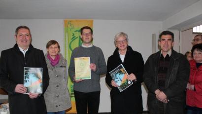 Bild: cs
Nach dem Festgottesdienst präsentieren (von links) Bürgermeister Joachim Neuß, Barbara Persau-Kroher, Pfarrer Moritz von Niedner und Ulrich Deinzer eine Ausgabe der Umwelterklärung.