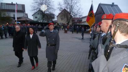 Bild: usc
Zusammen mit (von links) stellvertretendem Landrat Hans Kummert und Bürgermeisterin Alexandra Sitter schritt der Kommandeur des Gärmersdorfer Logistikbataillons 472, Oberstleutnant Sebastian Erbe, am Ammerthaler Dorfplatz die Front der angetretenen Soldaten ab.