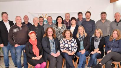 Bild: fz
Die Freien Wähler Bechtsrieth/Trebsau treten bei der Kommunalwahl an und stellen mit Petra Baierl (sitzend dritte von links) eine Bürgermeisterkandidatin.