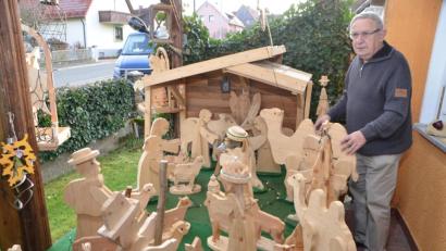 Bild: dob
Seine selbstgefertigte Holzkrippe wird von Jahr zu Jahr größer auf der Terrasse aufgebaut. Rudolf Götz lässt seinen schreinerischen Fähigkeiten freien Lauf bei der Gestaltung. Am Mittwoch feierte der agile Senior seinen 80. Geburtstag.