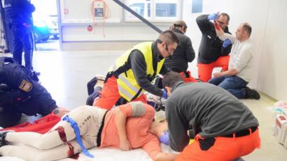 Bild: Gabi Schönberger
Retter und Polizisten simulieren eine blutige Beziehungstat im neuen Bayerischen Zentrum für besondere Einsatzlagen.